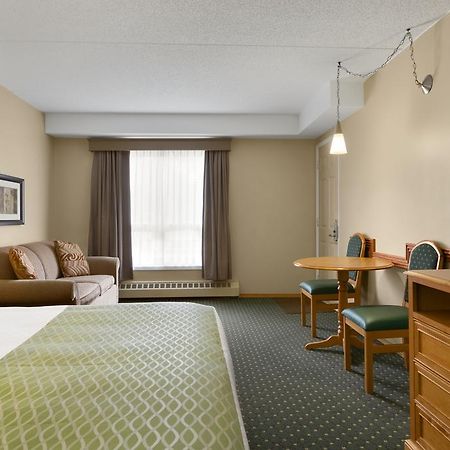 Colonial Square Inn & Suites Saskatoon Exterior foto