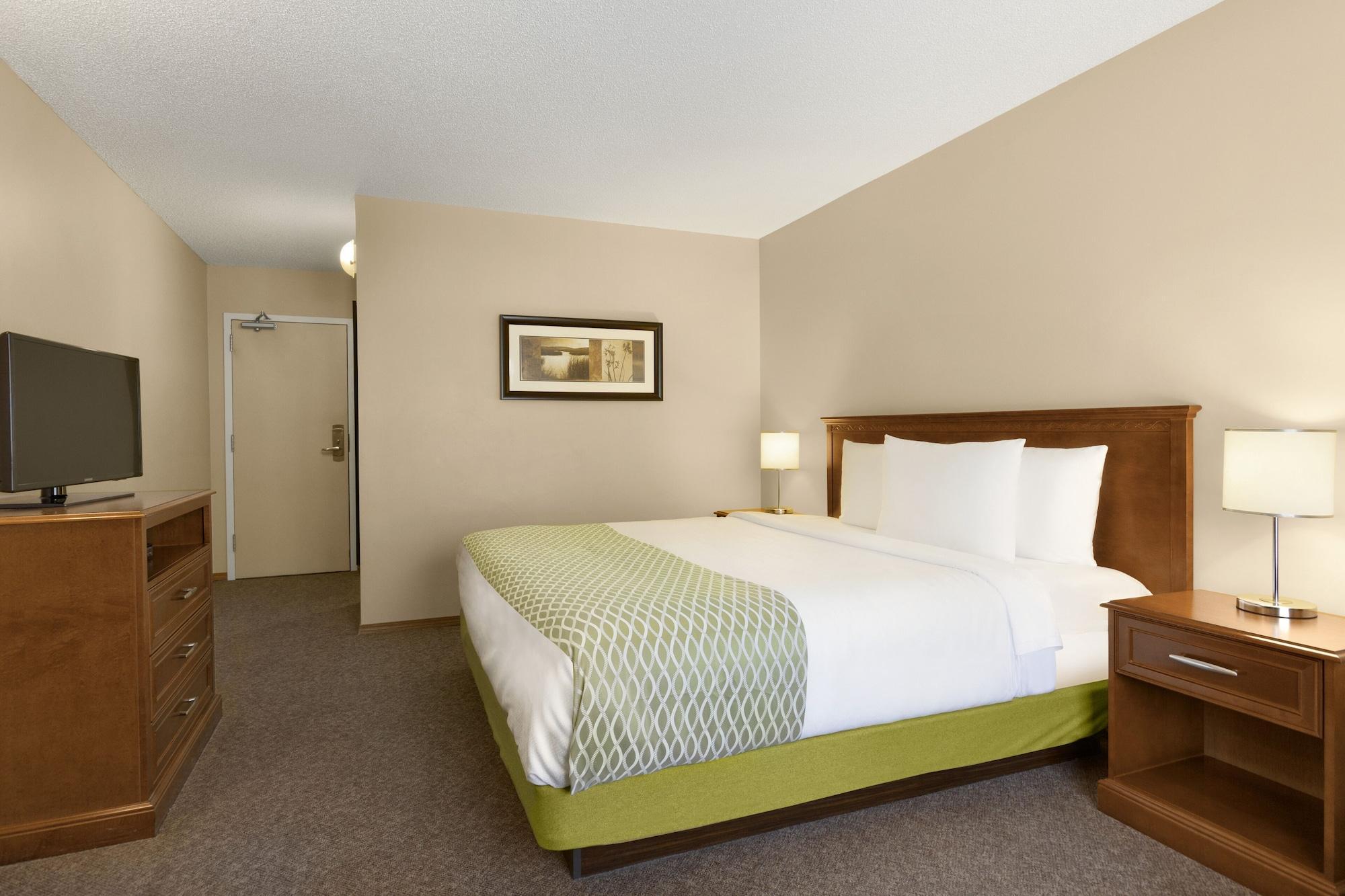 Colonial Square Inn & Suites Saskatoon Exterior foto