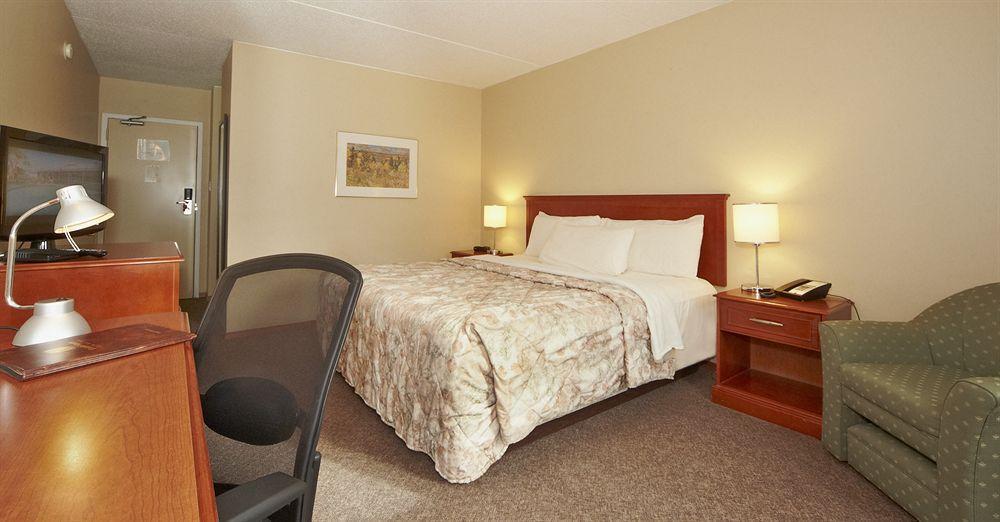 Colonial Square Inn & Suites Saskatoon Exterior foto