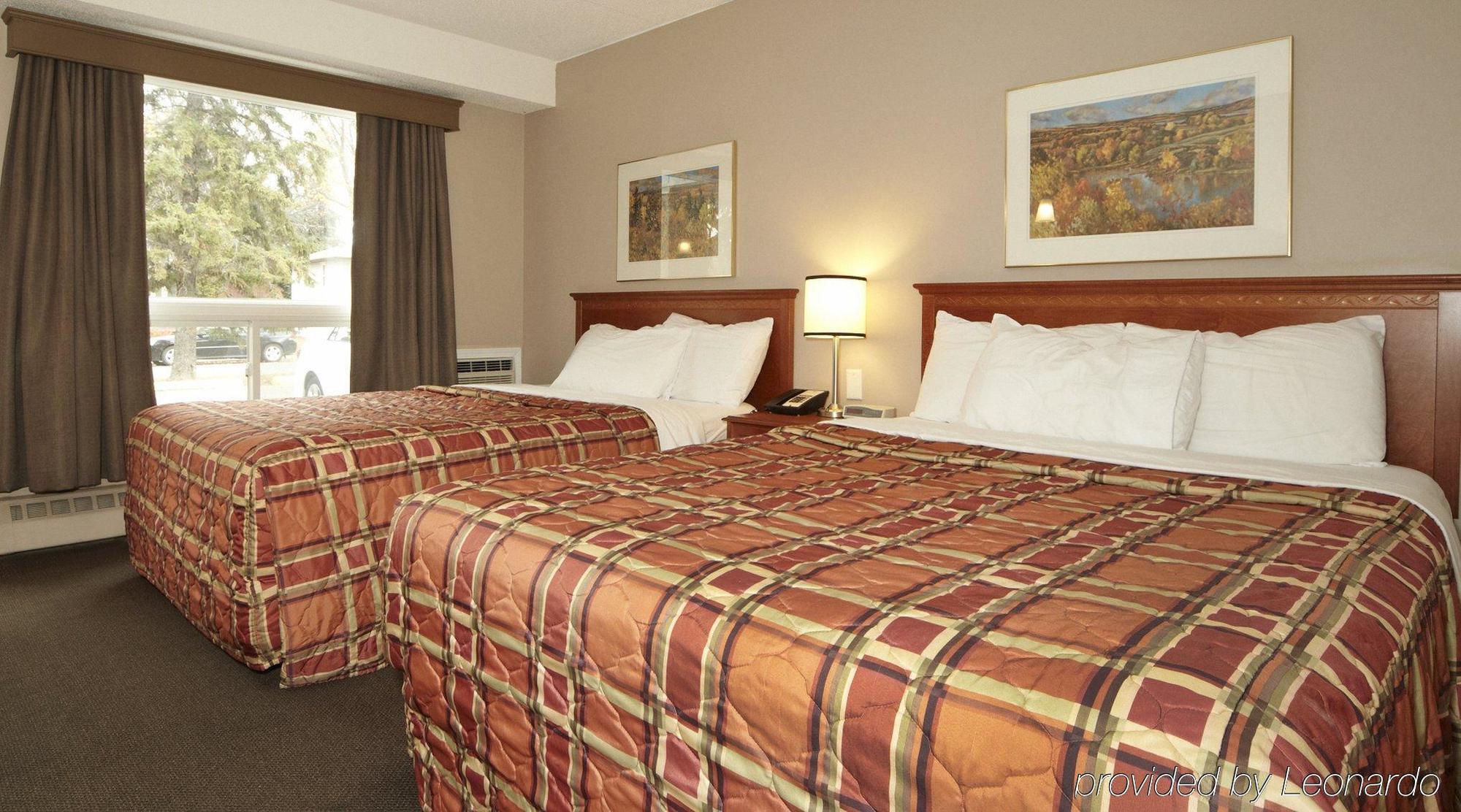Colonial Square Inn & Suites Saskatoon Exterior foto