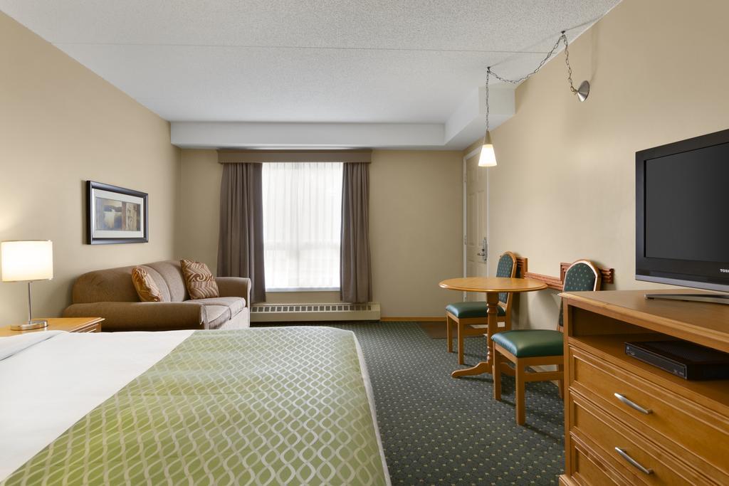 Colonial Square Inn & Suites Saskatoon Exterior foto